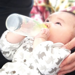 哺乳瓶や母乳を飲んでいる赤ちゃんに虫歯ができやすいって本当？